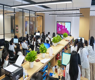 光祥科技黨支部組織全體員工觀看中國人民抗日戰爭暨世界反法西斯戰爭勝利80周年閱兵儀式